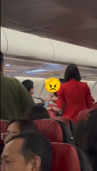 供星洲网:隆飞成都航班传打架事件 男女互殴火爆视频广传