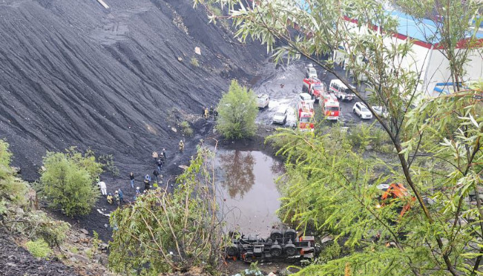 俄罗斯巴士翻侧坠入峡谷 14死20伤