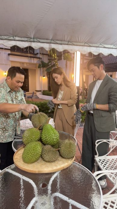 傅嘉莉马来西亚狂吃榴梿　获赠隐藏版Labubu感兴奋