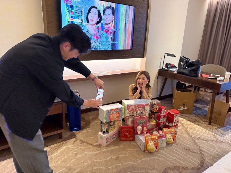 傅嘉莉马来西亚狂吃榴梿　获赠隐藏版Labubu感兴奋