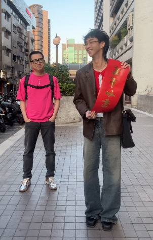 儿子发旧照贺64岁生辰 庾澄庆无辜含泪