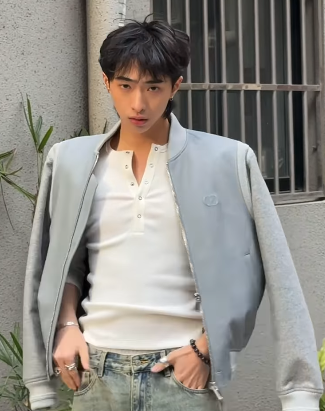 儿子发旧照贺64岁生辰 庾澄庆无辜含泪