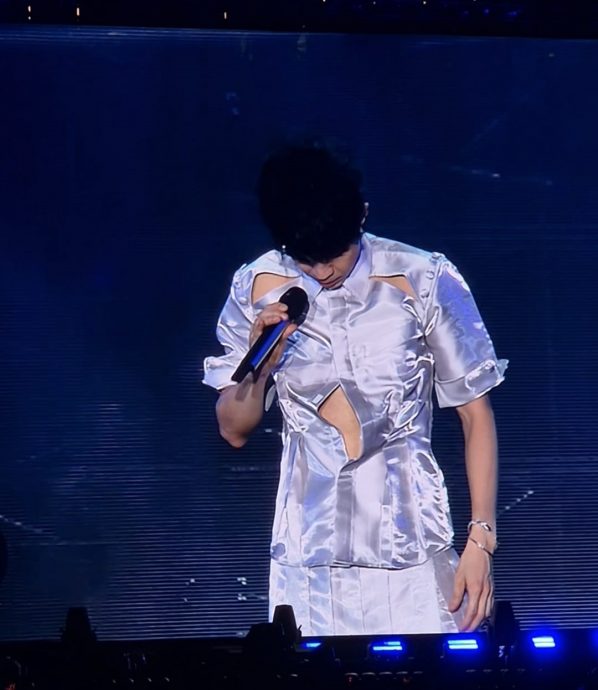 光良唱到凌晨衣服炸裂 撩粉“来都来了不要回家”