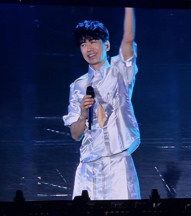 光良唱到凌晨衣服炸裂 撩粉“来都来了不要回家”