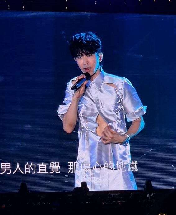 光良唱到凌晨衣服炸裂 撩粉“来都来了不要回家”