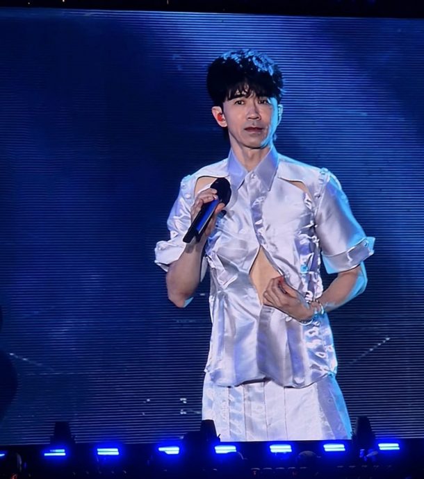 光良唱到凌晨衣服炸裂 撩粉“来都来了不要回家”