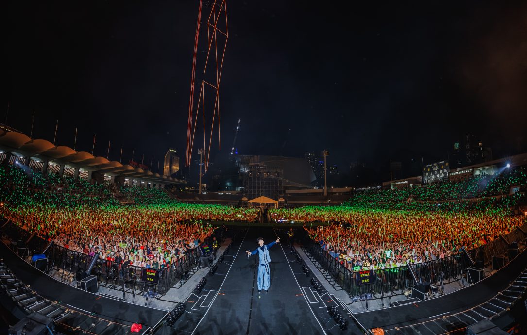 光良唱到凌晨衣服炸裂 撩粉“来都来了不要回家”