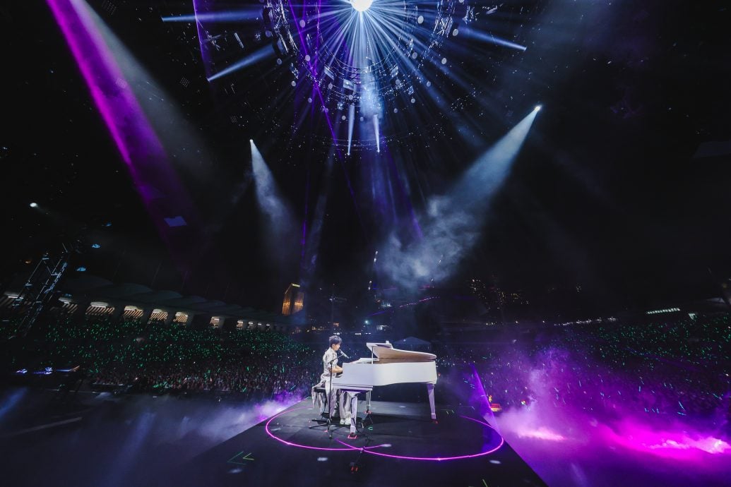 光良唱到凌晨衣服炸裂 撩粉“来都来了不要回家”