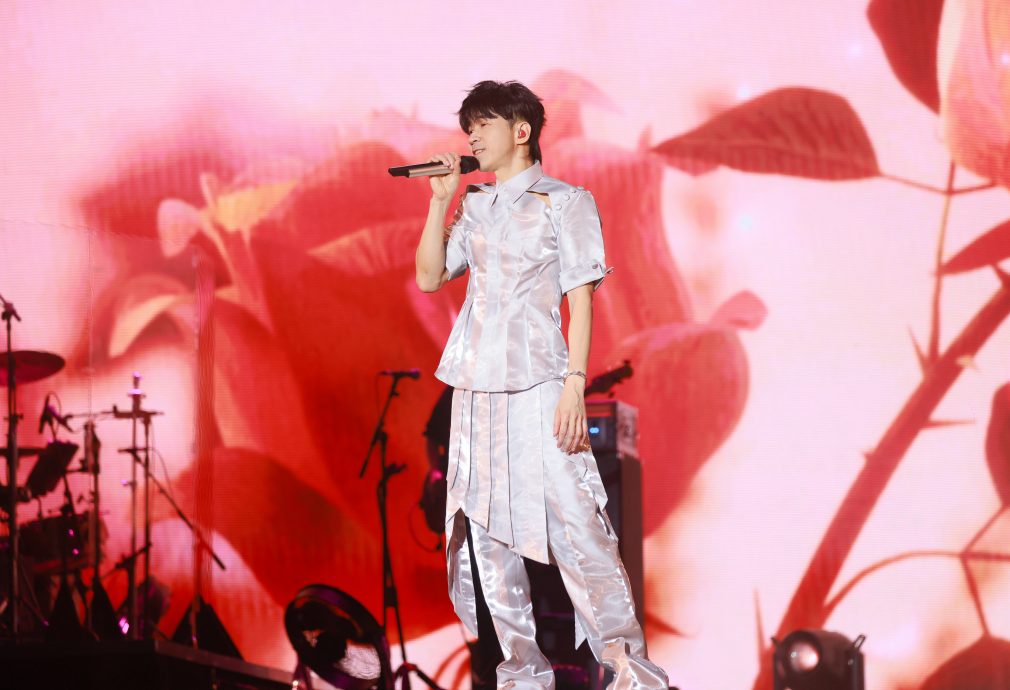 光良唱到凌晨衣服炸裂 撩粉“来都来了不要回家”