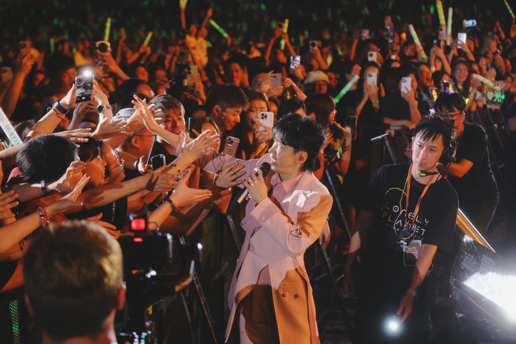光良唱到凌晨衣服炸裂 撩粉“来都来了不要回家”