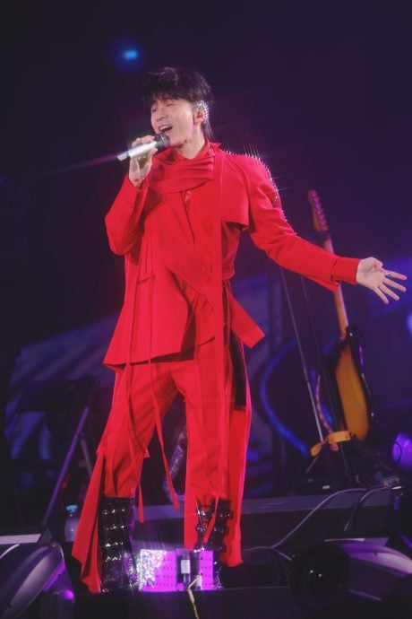 光良唱到凌晨衣服炸裂 撩粉“来都来了不要回家”