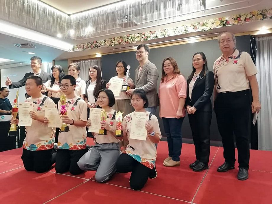 全国华中中堂书法赛，吉华华中夺全场总冠军。