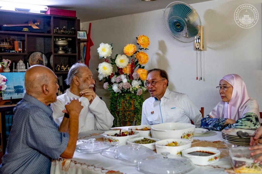 (全国版)首相安华返直落卓坤 深情回忆旧居与家人团聚