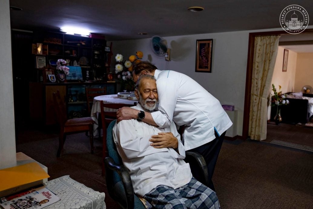 (全国版)首相安华返直落卓坤 深情回忆旧居与家人团聚