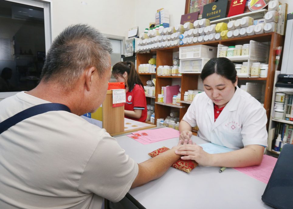 【暖势力】| 三代20人行医路 郑汉平剪报星洲43年助病人解惑