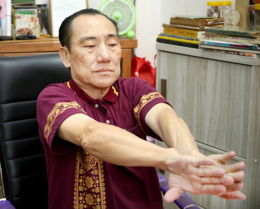 【暖势力】| 三代20人行医路 郑汉平剪报星洲43年助病人解惑