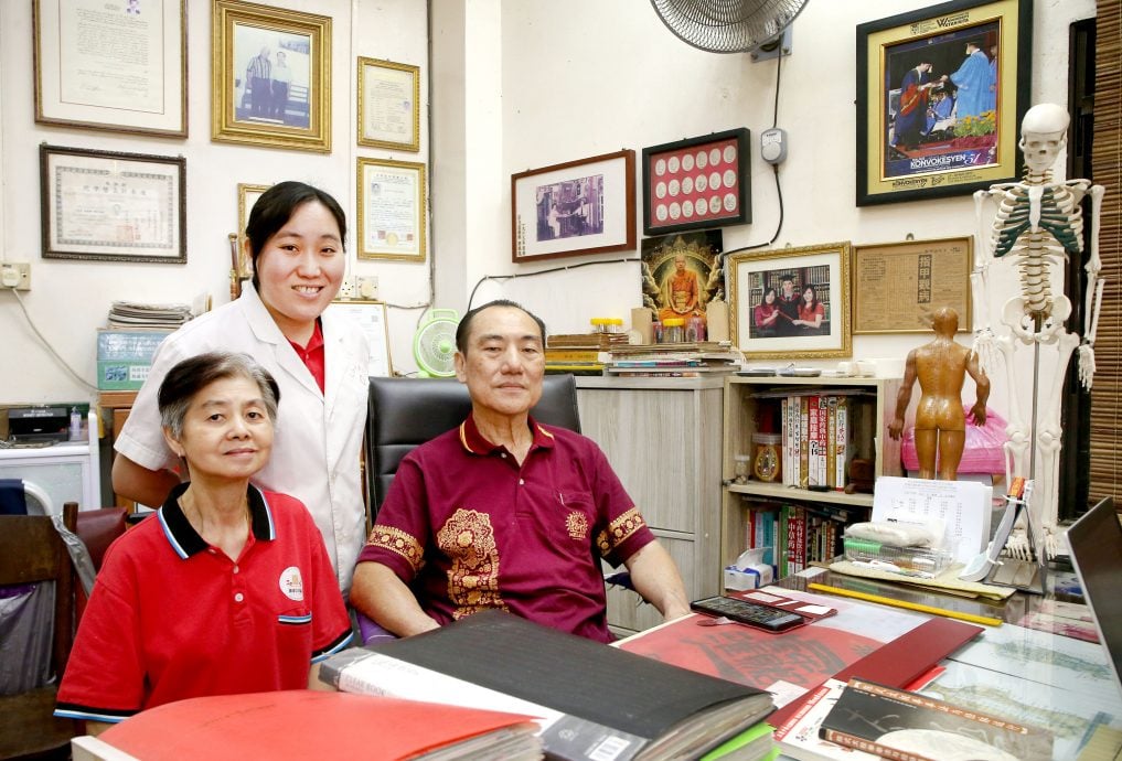 【暖势力】| 三代20人行医路 郑汉平剪报星洲43年助病人解惑