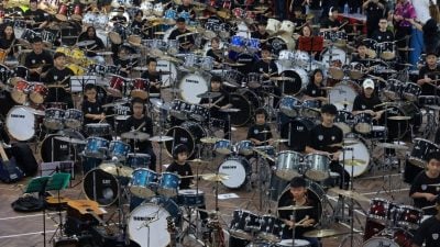 128套爵士鼓 逾200鼓手同台登场   芙中百鼓齐奏创马纪录