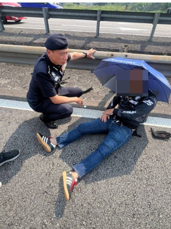 **全国综合**全国:公务途中遇车祸 森总警长投入援助