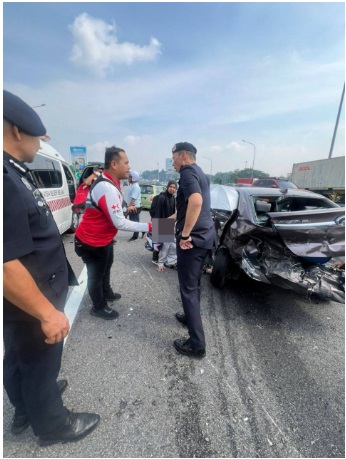 **全国综合**全国:公务途中遇车祸 森总警长投入援助