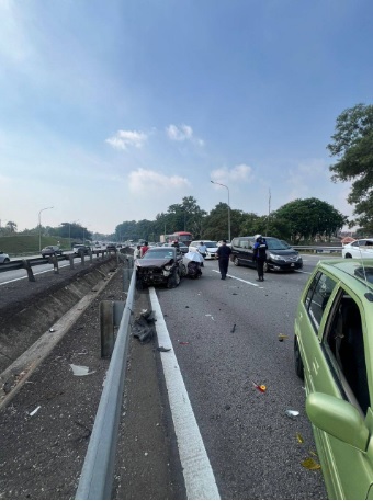 **全国综合**全国:公务途中遇车祸 森总警长投入援助