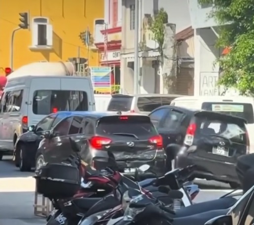 **全国综合（先供网，交大北马跟进）**新旧款“国民战车”疑窄巷争道  旧款车司机竟挥棍敲车