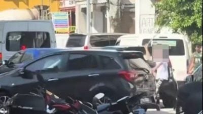 新旧款“国民战车”疑窄巷争道  旧款车司机竟挥棍敲车