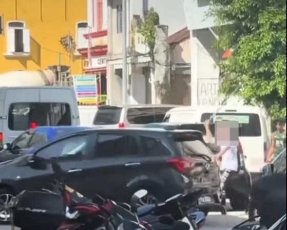 **全国综合（先供网，交大北马跟进）**新旧款“国民战车”疑窄巷争道  旧款车司机竟挥棍敲车