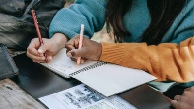 大学生婚礼上打开笔电赶作业  网：“不是来吃喜酒的？”