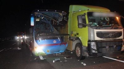 南北大道车祸 | 撞被拖吊罗里 载45人巴士2死7伤