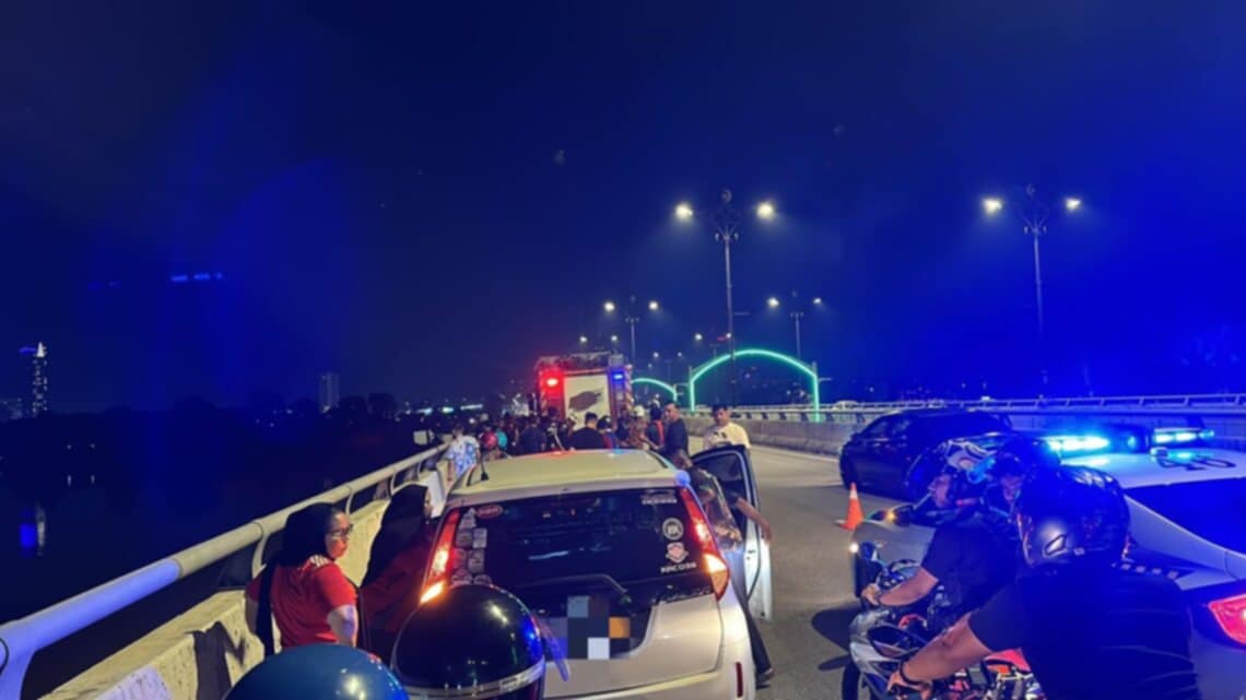 一名女子因财务问题欲携年幼儿子跳桥轻生,所幸在民众和消防员的迅速行动下,于昨晚及时被救下,避免了一场悲剧的发生。