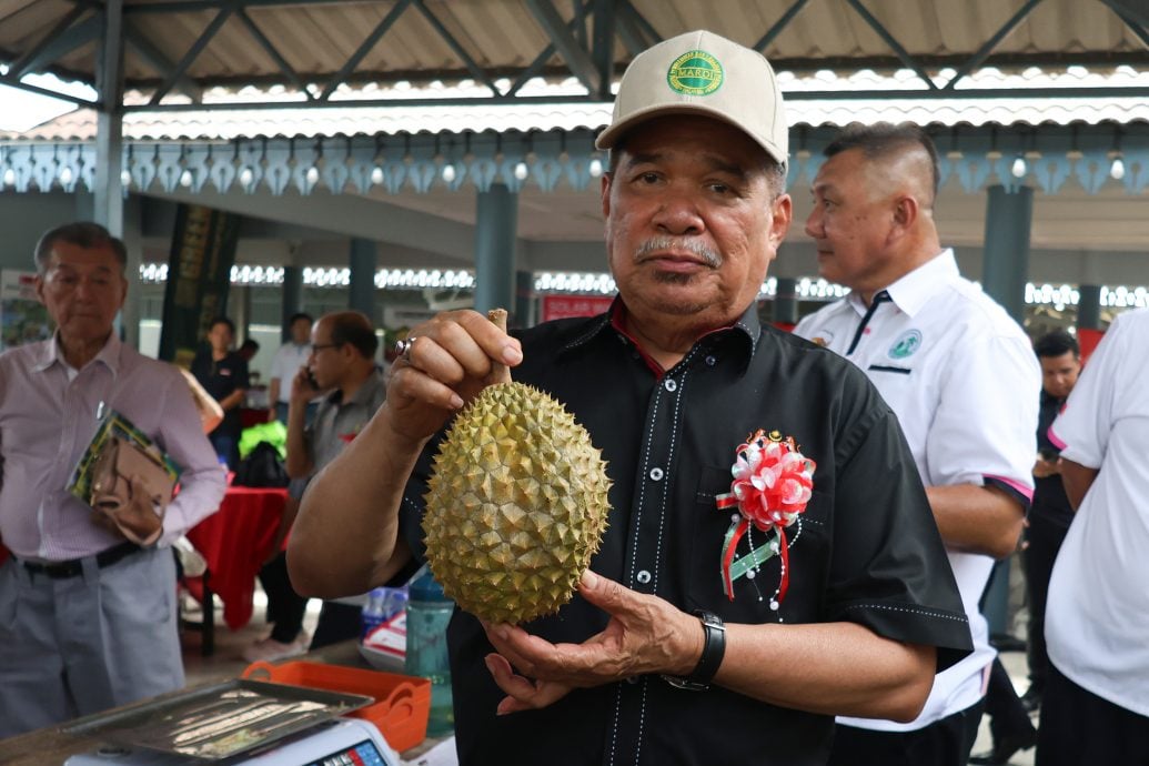 全国：农业及粮食安全部长拿督斯里莫哈末沙布表示，由于中国、新加坡、香港及加拿大等主要市场的强劲需求，预计我国榴梿出口总值将在今年突破15亿令吉大关。