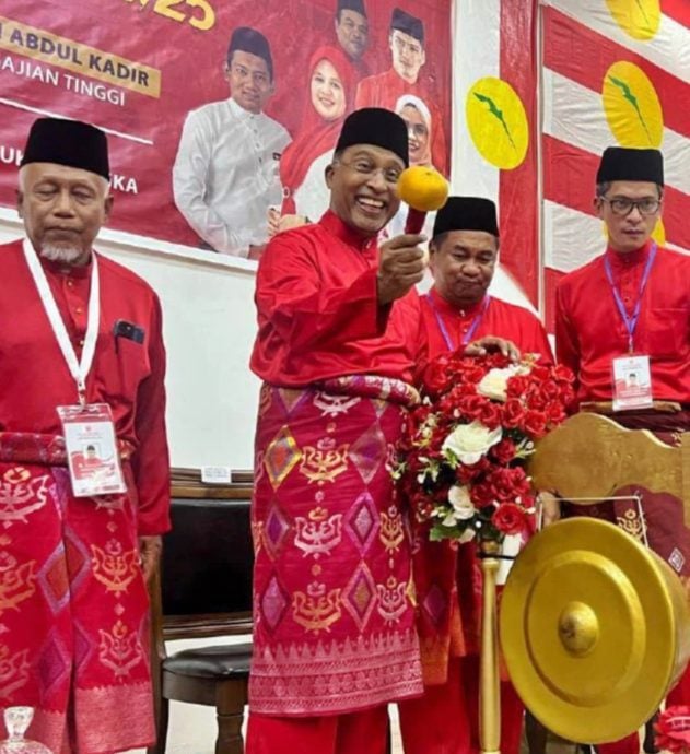 全国:国阵总秘书拿督斯里赞比里指出,国阵的国会议员昨晚在首相官邸与首相拿督斯里安华会面,讨论时事发展及政府政策,并没有讨论某个特定课题。