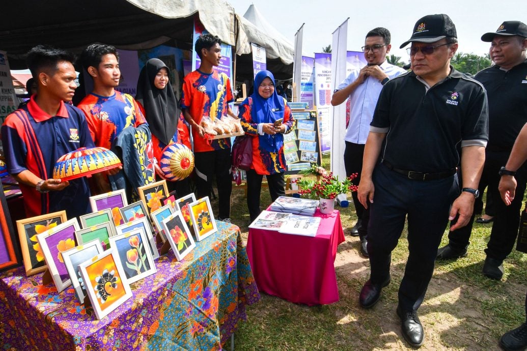 全国：总检察长丹斯里莫哈末杜苏基指出，公务员必须以身作则，不参与任何公众发起的集会。