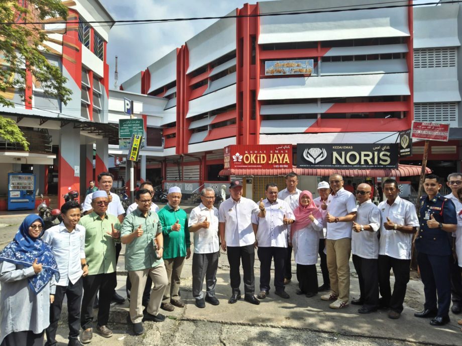 全国：房屋及地方政府部长倪可敏今午莅临哥打峇鲁，马上到哥市茜蒂卡迪查大巴刹巡视该大巴刹的升级与维修工程，工程总开销为700万令吉。