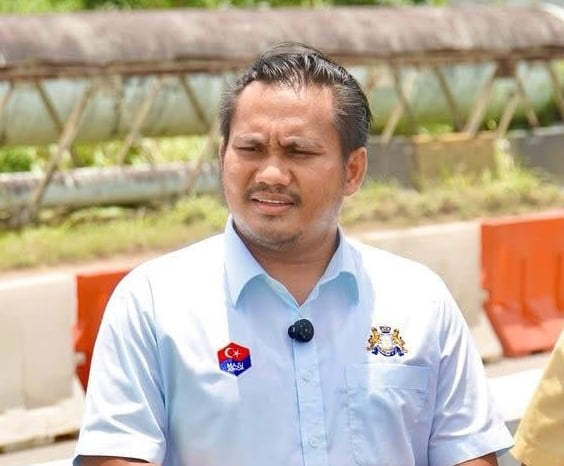 全国:校车撞洞翻车 法兹里:未有承包商施工