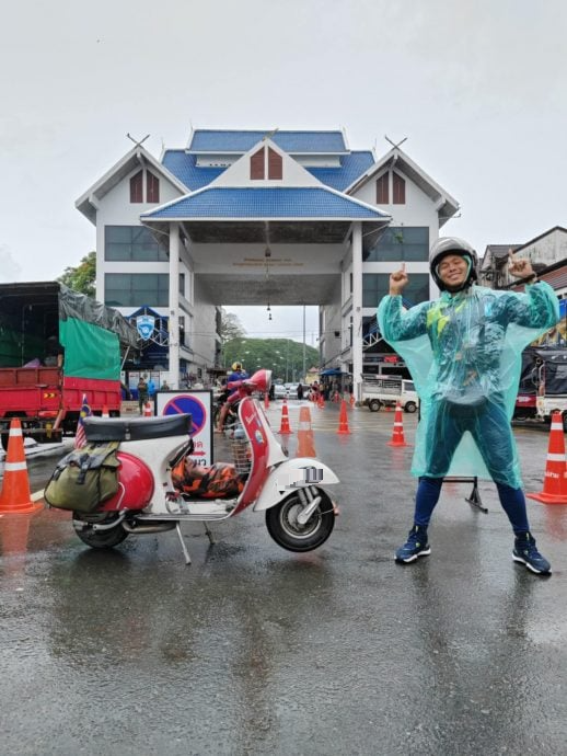 森美兰人陈文俊骑古董威士霸横跨泰寮边境,完成29天壮举骑行5321公里。虽然原定目标是柬埔寨,却因泰柬局势突变而临时更改行程,转向泰国北部,最终成功触及“金三角”地带,完成心愿。