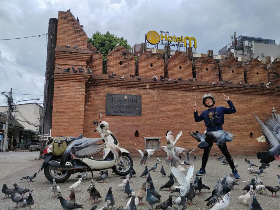 森美兰人陈文俊骑古董威士霸横跨泰寮边境,完成29天壮举骑行5321公里。虽然原定目标是柬埔寨,却因泰柬局势突变而临时更改行程,转向泰国北部,最终成功触及“金三角”地带,完成心愿。