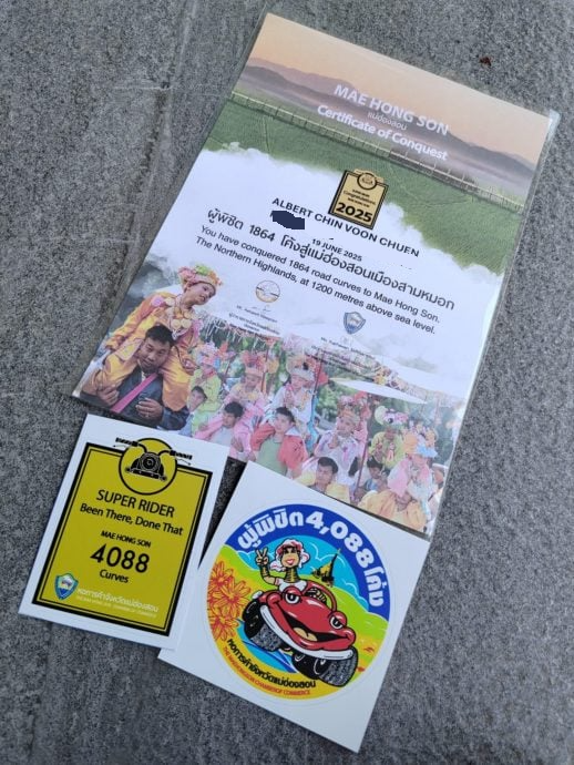 森美兰人陈文俊骑古董威士霸横跨泰寮边境,完成29天壮举骑行5321公里。虽然原定目标是柬埔寨,却因泰柬局势突变而临时更改行程,转向泰国北部,最终成功触及“金三角”地带,完成心愿。