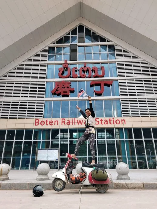 森美兰人陈文俊骑古董威士霸横跨泰寮边境,完成29天壮举骑行5321公里。虽然原定目标是柬埔寨,却因泰柬局势突变而临时更改行程,转向泰国北部,最终成功触及“金三角”地带,完成心愿。