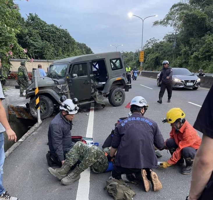 全国:求真:网传台军躺地上睡觉素质低,实为军人演习受伤躺地