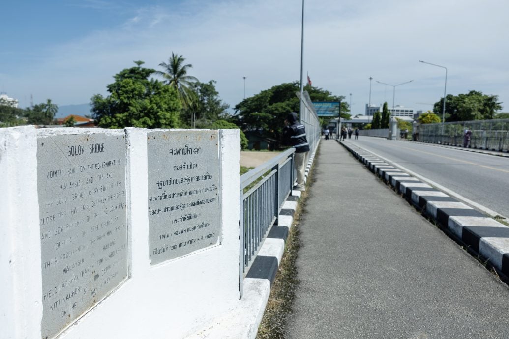 全国:连接吉兰丹兰斗班让和泰南哥乐河的第二座大桥建设工程正按计划进行,目前泰国方面正在遴选承包商。