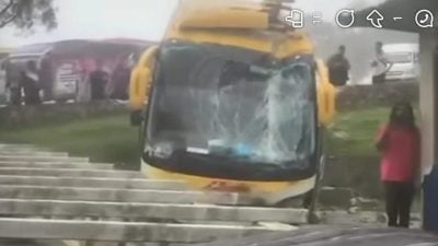 云顶旅巴失控撞及   铁棚坍塌压毁休旅车