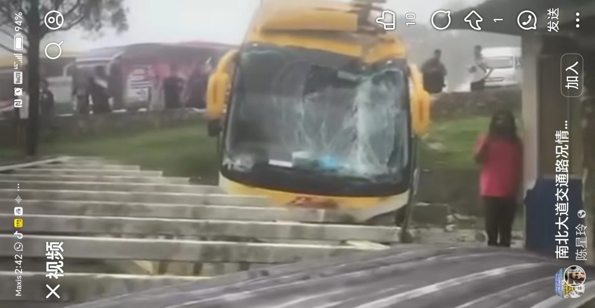 全国:(已签发)云顶旅游巴士猛撞铁柱,铁棚坍塌压毁休旅车