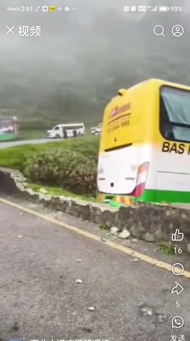 全国:(已签发)云顶旅游巴士猛撞铁柱,铁棚坍塌压毁休旅车