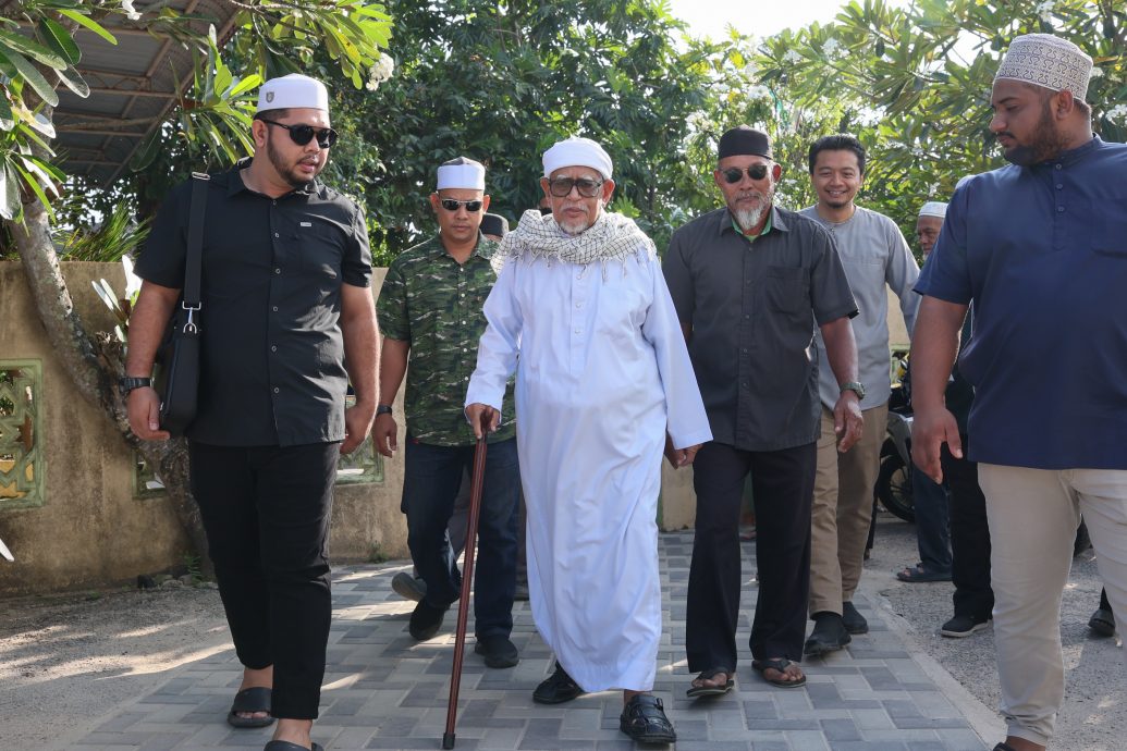 全：已签发／伊斯兰党主席丹斯里哈迪阿旺今日（4日）在马江的鲁西拉清真寺恢复主持周五宗教讲座，身体状况已大致康复。