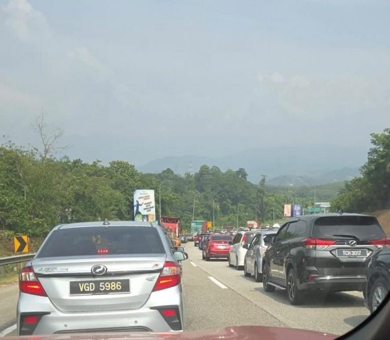 全：已签发／警在文冬收费站设路障，车龙长达20公里