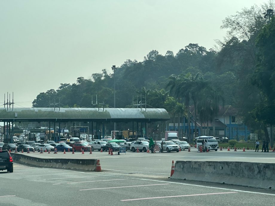 全：已签发／警在文冬收费站设路障，车龙长达20公里