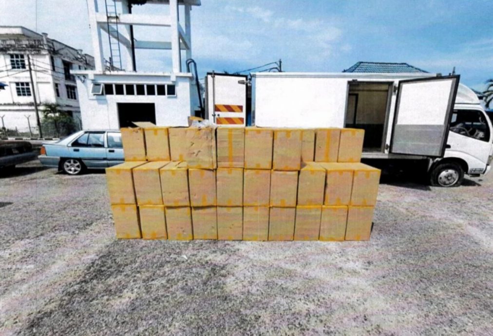 全：已签发／走私烟罗里拒受检逃窜,彭加兰古堡水警队执法人员凌晨展开追逐战,还朝罗里及2辆“探子车”轮胎开枪。