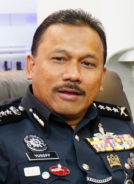 全：已签发／近百名男同性恋者租豪宅“开轰趴”，警方掌握情报展开突袭，当场拘留20名男子，还查获数百个安全套及人类免疫缺陷病毒（HIV）药物！